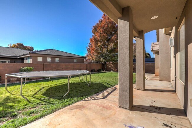 Building Photo - Beautifully Designed 5 Bedroom Home in Was...