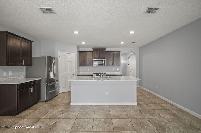 Building Photo - 548 Coyote Dr