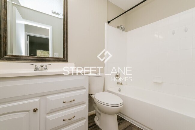 Building Photo - ONE MONTH FREE RENT!
