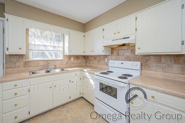Building Photo - 504 Roselle Ln