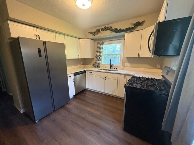 Building Photo - Rare Tosa single family!