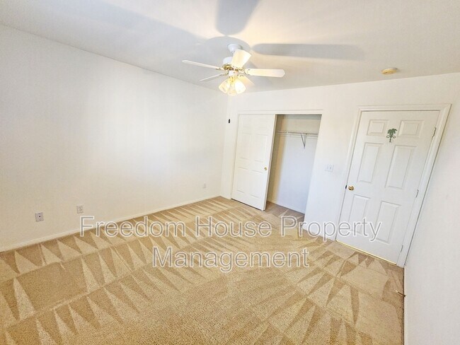 Building Photo - 380 Round Up Ct