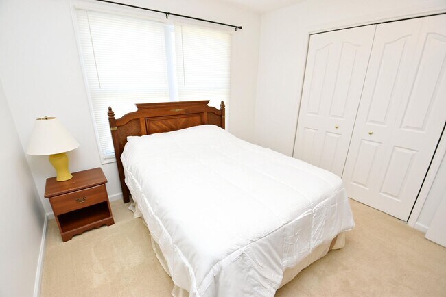 Building Photo - Short or long term Executive 4 bedroom 2.5 bath home available fully furnished!