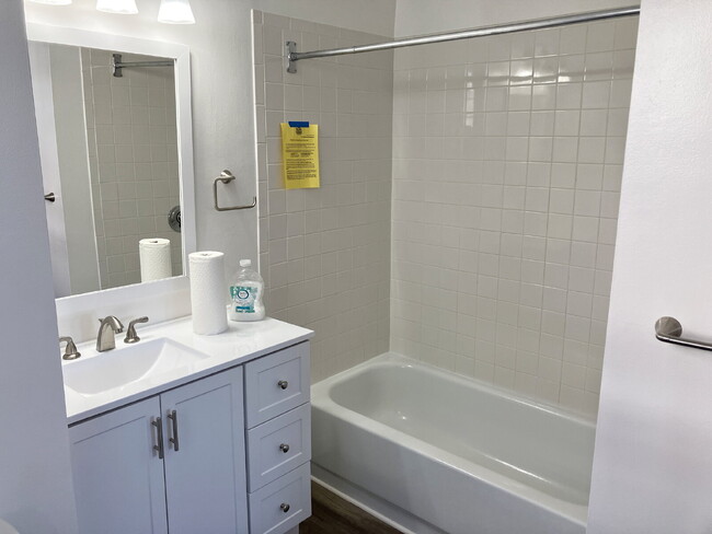 Building Photo - Newly renovated, 1 BED 1 BATH. Available NOW!