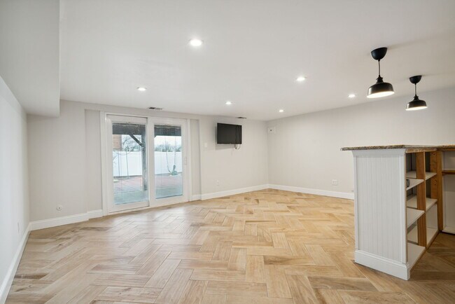 Basement Family Room with Bar (4th Bedroom) - 100 Rennard Ter