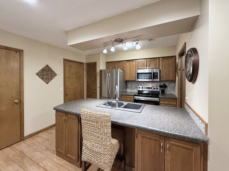Building Photo - 1516 Meadowhill Dr
