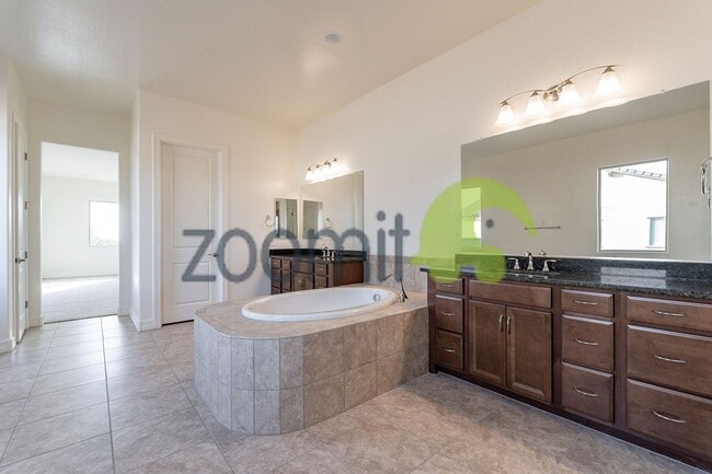 Building Photo - Beautiful Views!