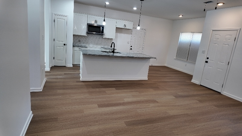 Building Photo - 698 Delta Rd