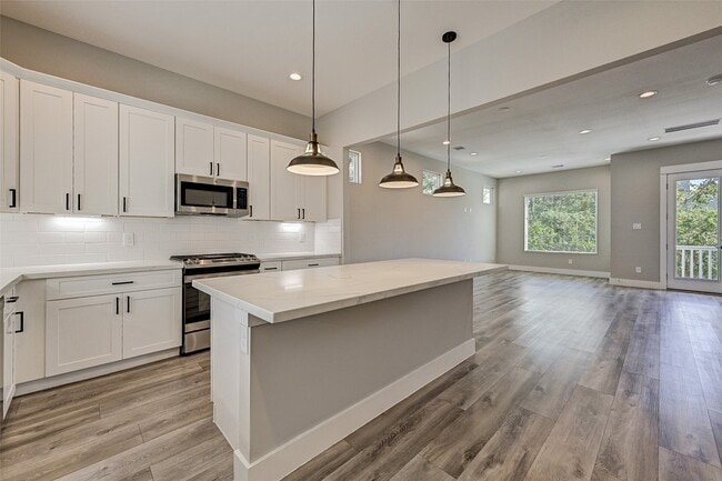 Building Photo - 1302 W 24th St