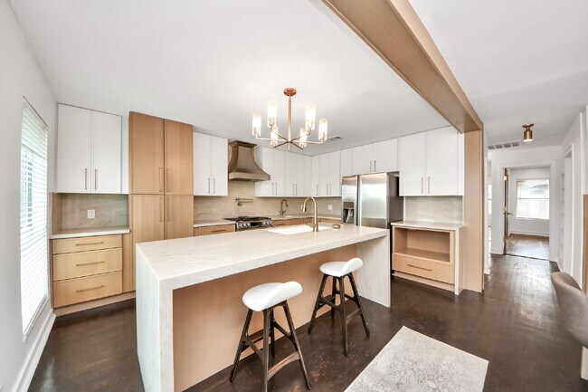 Building Photo - Luxury Living Meets Modern Elegance in the Heart of Houston