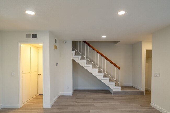 Building Photo - 2600 Huntington Dr