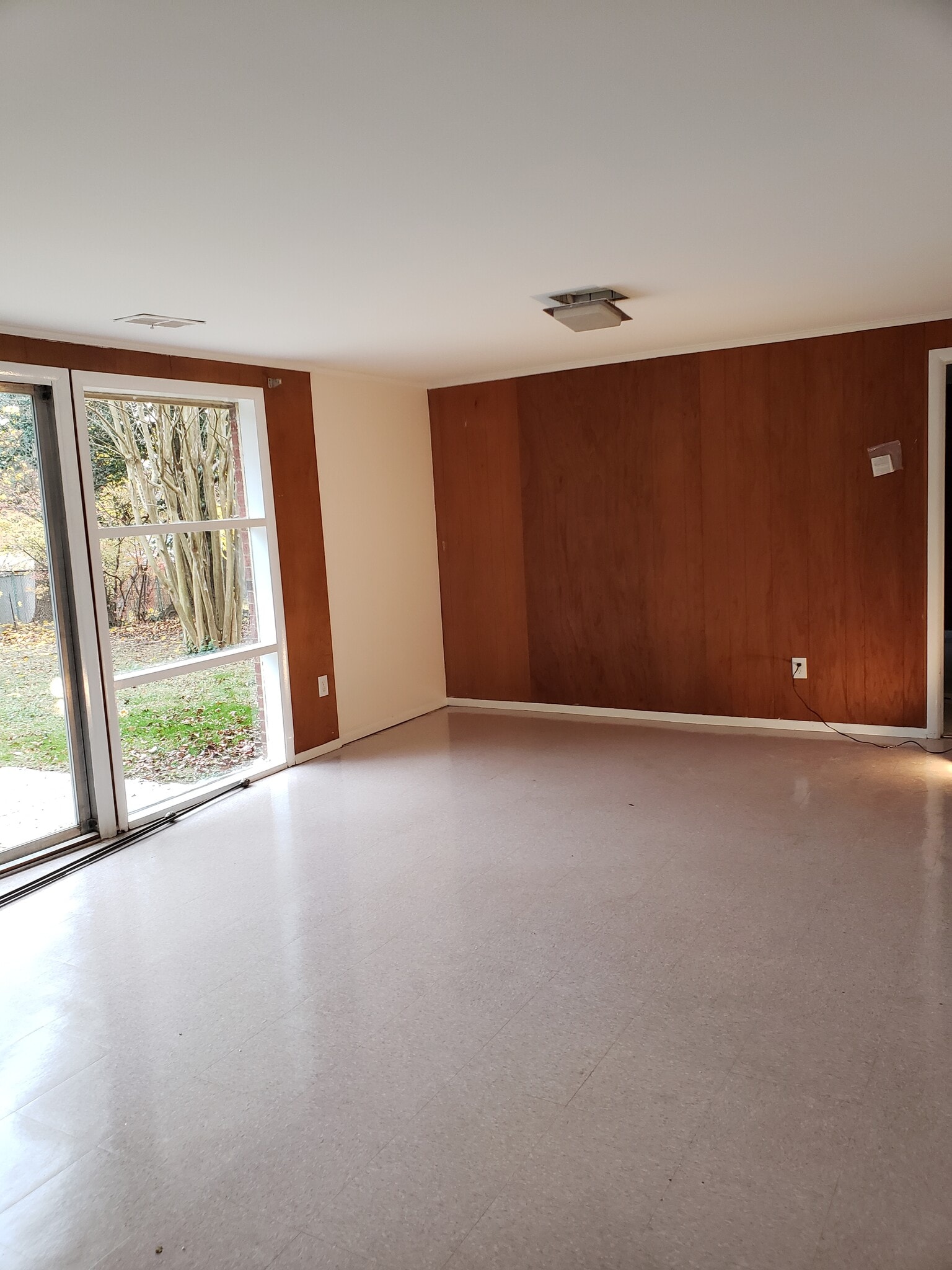 Huge Rec Room. Walkout to nice yard - 1112 Dunoon Rd