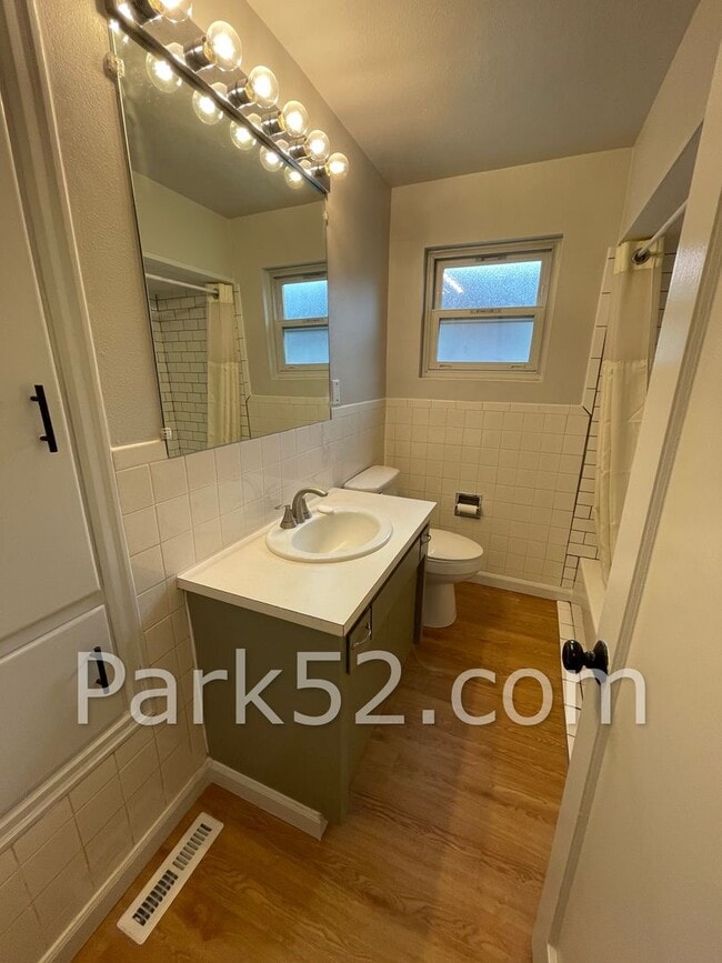 Building Photo - 3 Bedroom Rambler in North Tacoma With A/C!