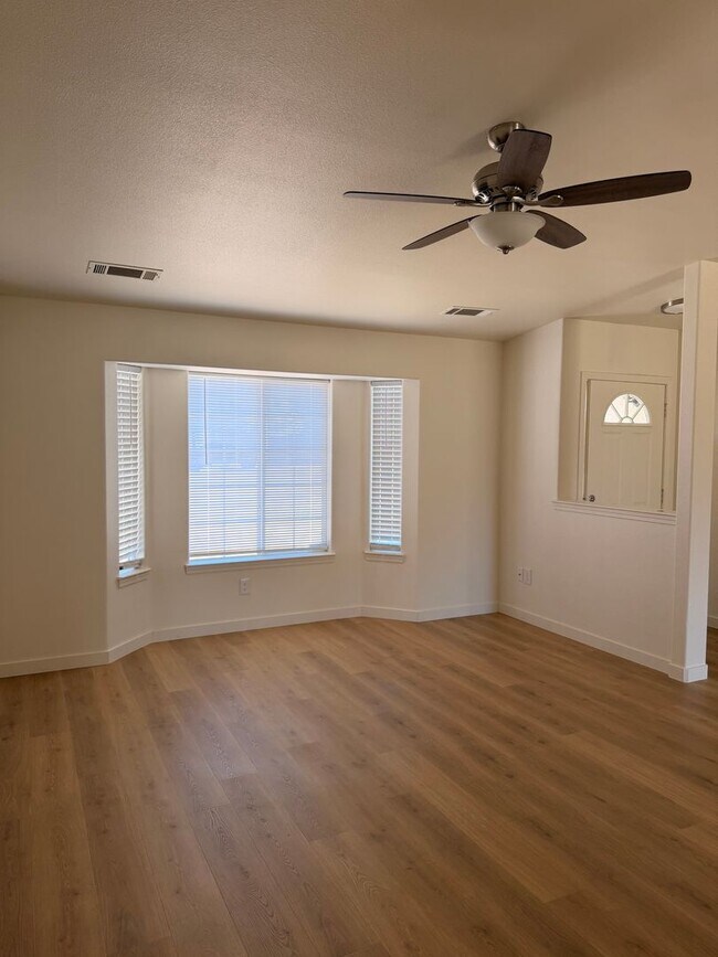 Building Photo - Updated 3-bedroom, 2-bath home in Redding