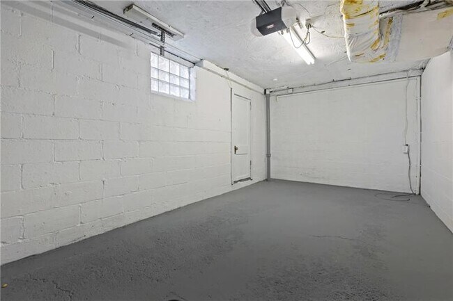 Building Photo - 2982 Kestner Ave