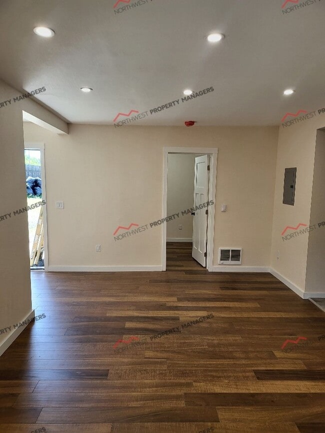 Building Photo - R290