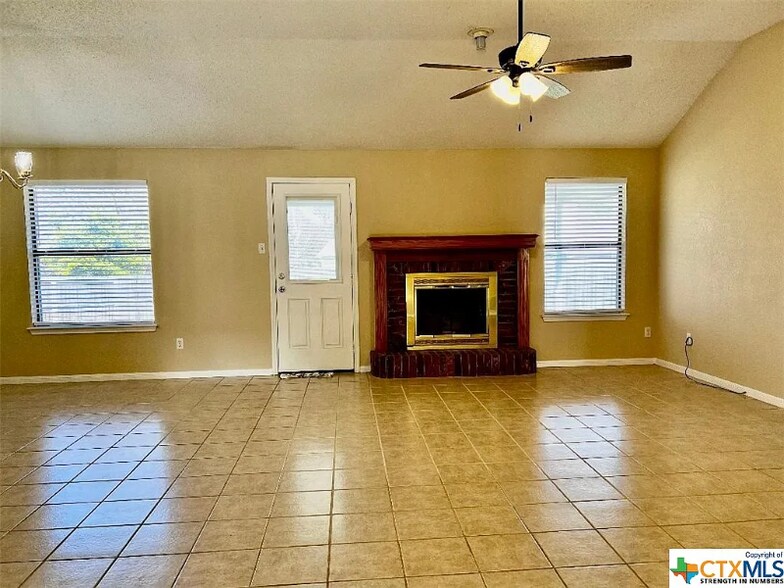 Building Photo - 901 Kelso Dr
