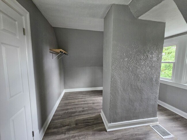 Building Photo - Fully updated 3 Bedroom 1 Bath Apartment for rent in Beechview!