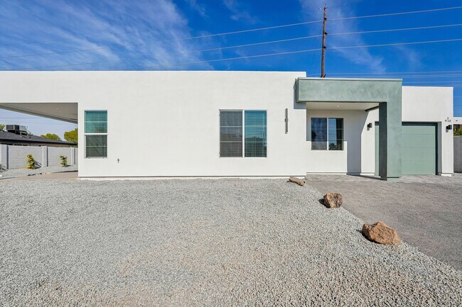 Building Photo - 910 E Roma Ave