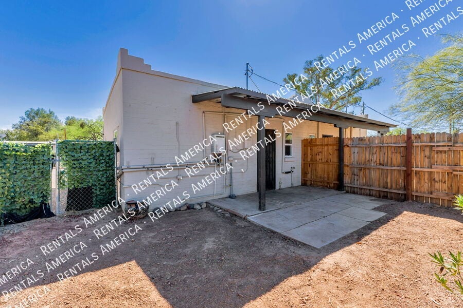 Building Photo - 3050 N Sparkman Blvd