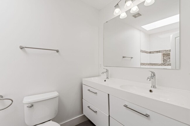 Building Photo - 1110 Orren St NE