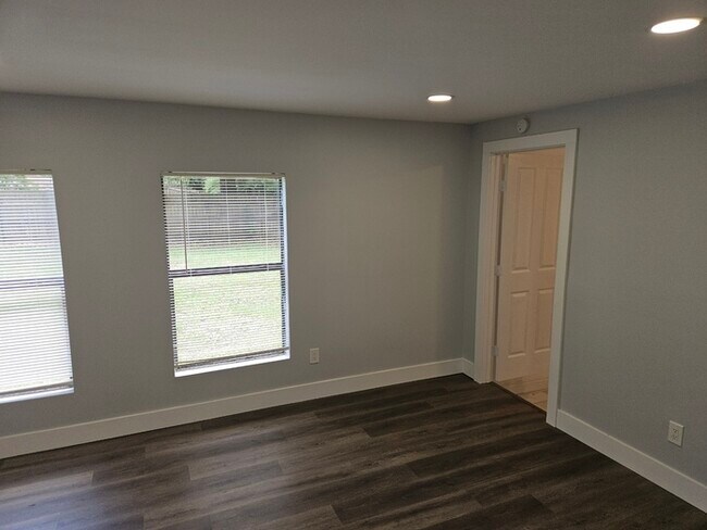 Building Photo - 4 bedroom newly remodeled Milton Home