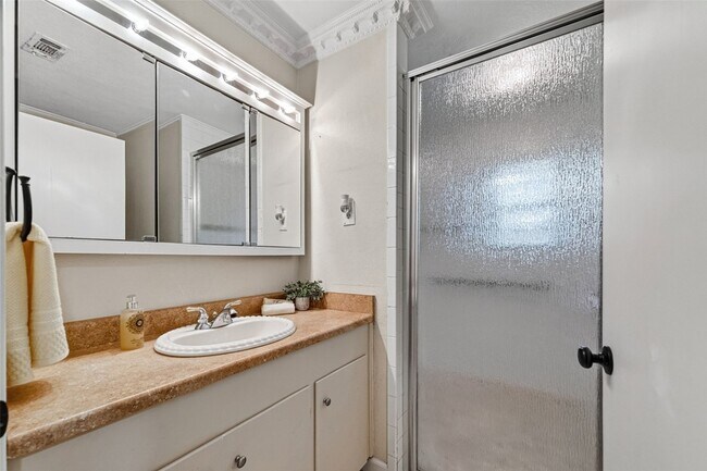 Building Photo - 5114 Beechnut St