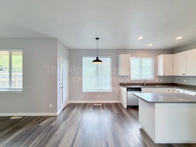 Building Photo - 5847 SW Coventry Pl