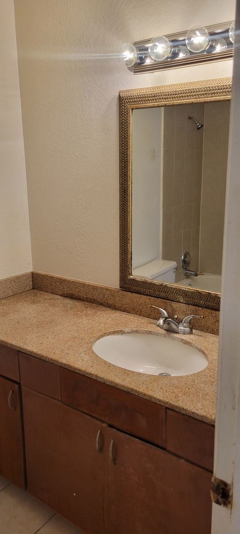 Building Photo - Lexington Place - 1126