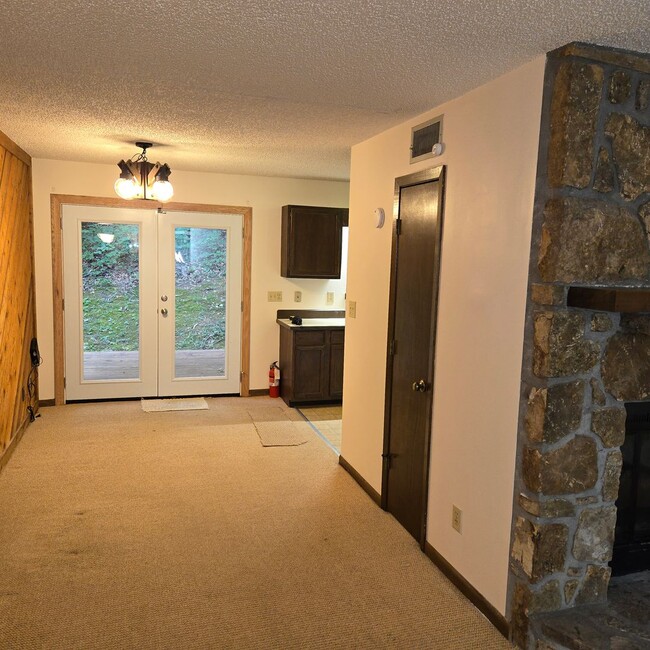Building Photo - 2 Bed 1.5 Bath North Johnson City Duplex S...