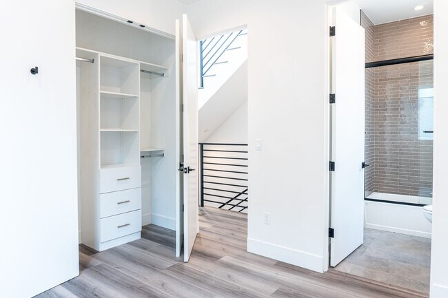 Building Photo - Beautiful Spacious Modern 3 Bedroom Townhome Available Now! - ONE MONTH FREE