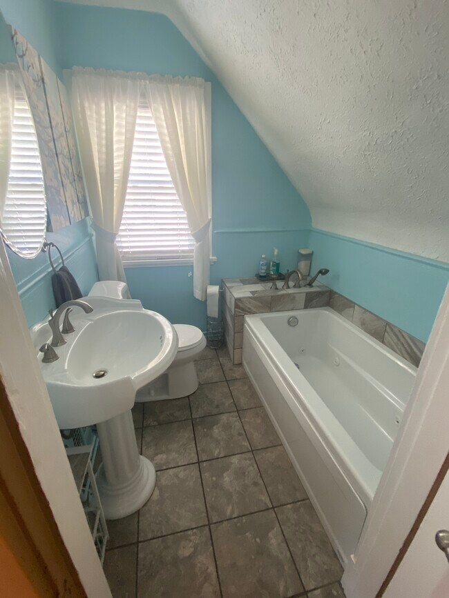 Building Photo - 508 Dick St