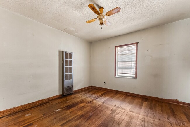 Building Photo - 932 Lewis St