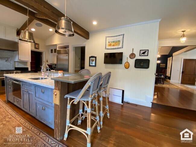 Building Photo - Stunning Furnished Eastside Home