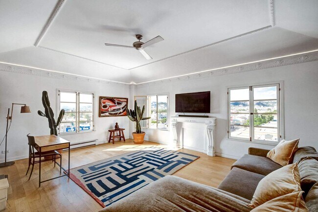 Building Photo - 109 N Sycamore Ave