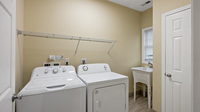 Building Photo - 800 S Washington St