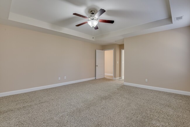 Building Photo - 926 Linsmore Ave