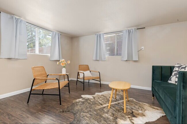 Building Photo - Spacious 1BR/1BA plus HUGE office/den!