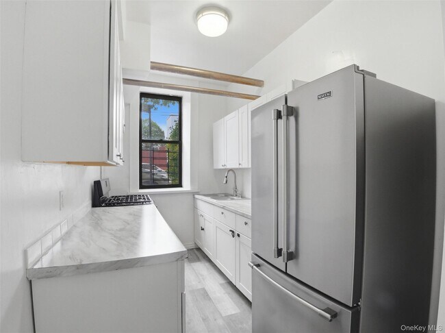 Building Photo - 762 Brady Ave
