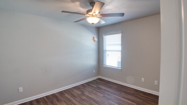Building Photo - 610 Hollyhock Dr