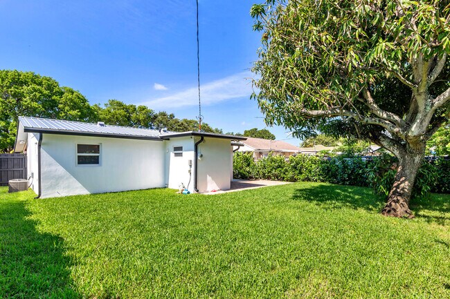Building Photo - 411 Summa St