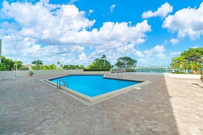 Building Photo - 5600 N Flagler Dr