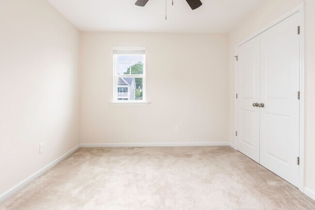 Building Photo - Beautiful 3 bed, 2.5 bath with garage and ...