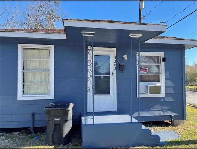 Primary Photo - 3202 Hinton Blvd