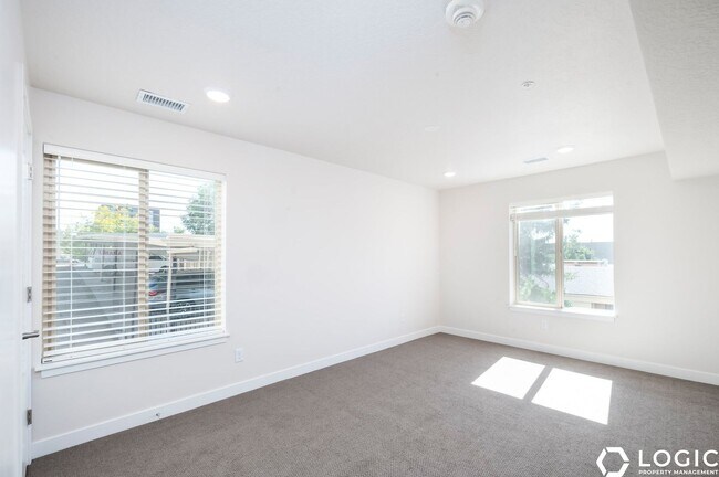 Building Photo - 1032 E 400 S