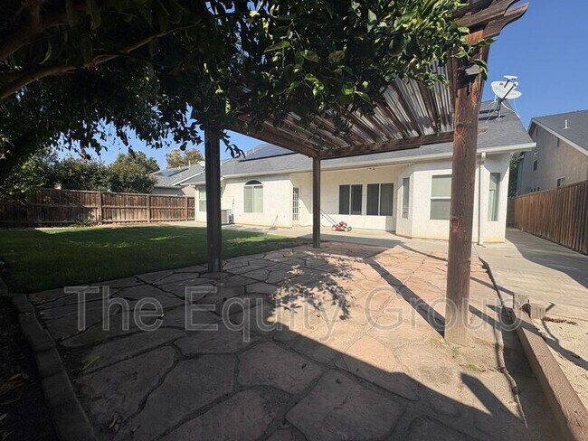 Building Photo - 6227 W Oak Ave