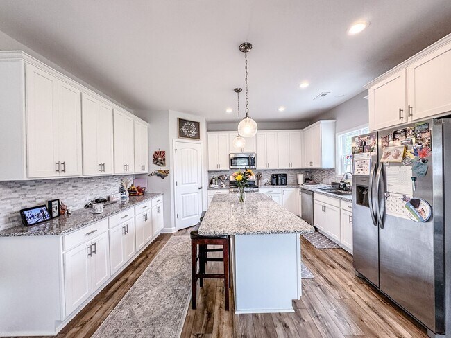 Building Photo - Stunning 4 Bed Home with Fenced Backyard