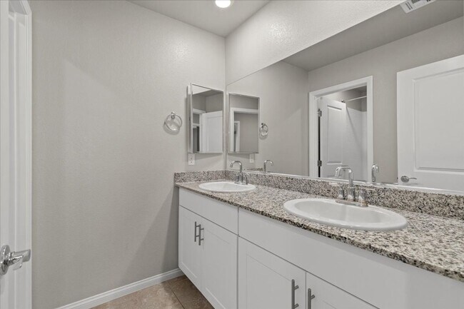 Building Photo - Spacious, Luxurious 5-Bedroom Oasis with B...