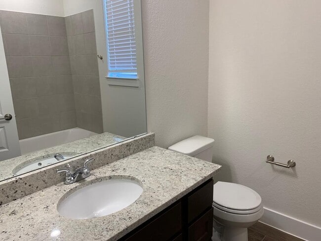 Building Photo - 626 Parkline Dr