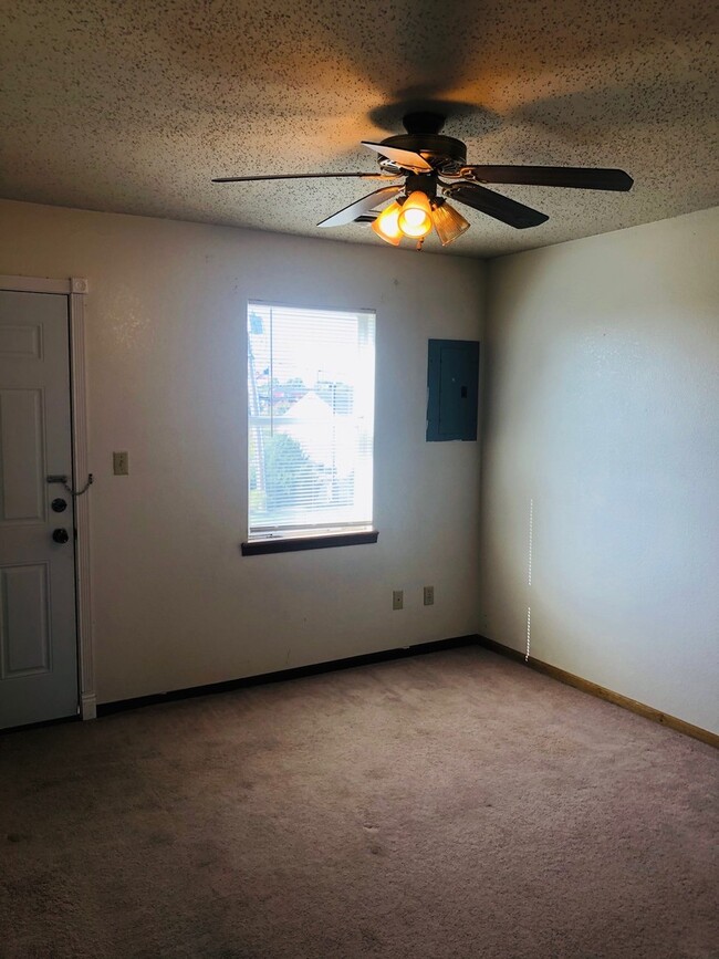 Building Photo - Fresh Interior